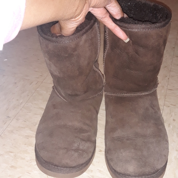 UGG - Picture 1 of 2